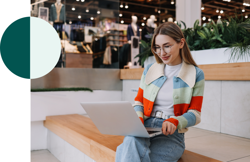 Mujer sentada en un escalón mientras compra online